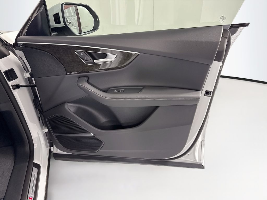 Thumbnail: 2026 Audi Q8 - 25