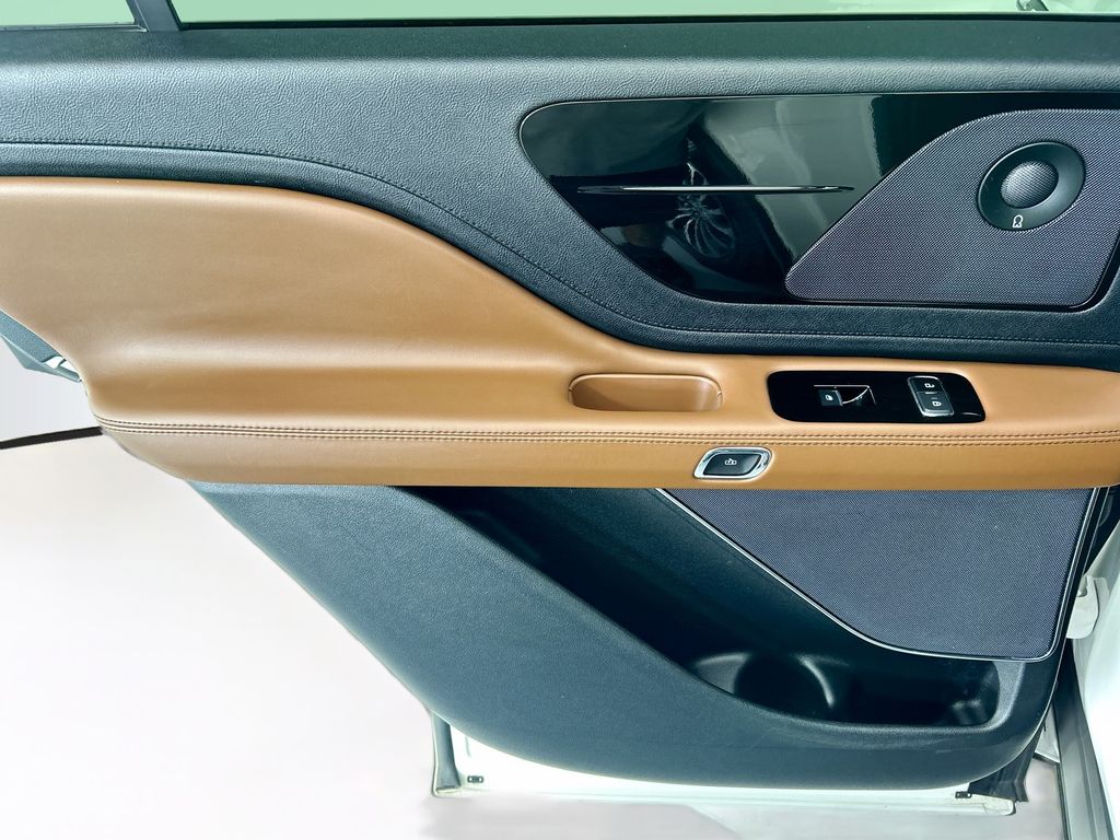 Thumbnail: 2023 Lincoln Aviator - 25