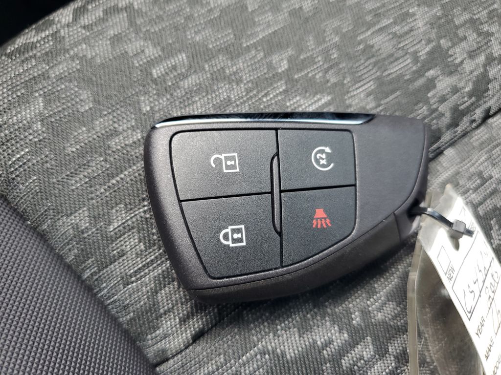 Certified Used 2025 White Chevrolet Z71 image 28