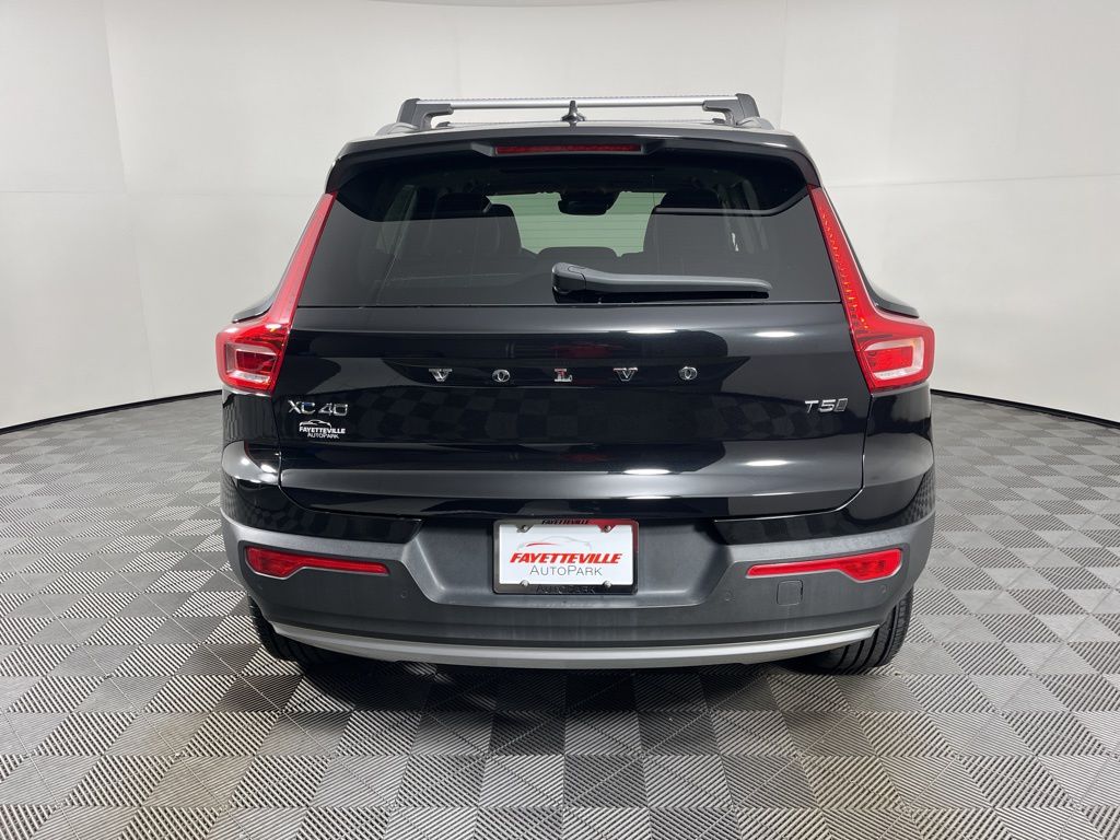 Thumbnail: 2022 Volvo XC40 - 4