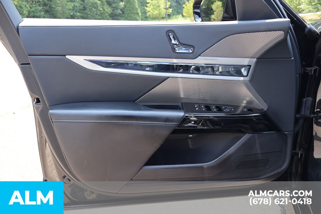 Used 2023 Black BMW xDrive60 image 12