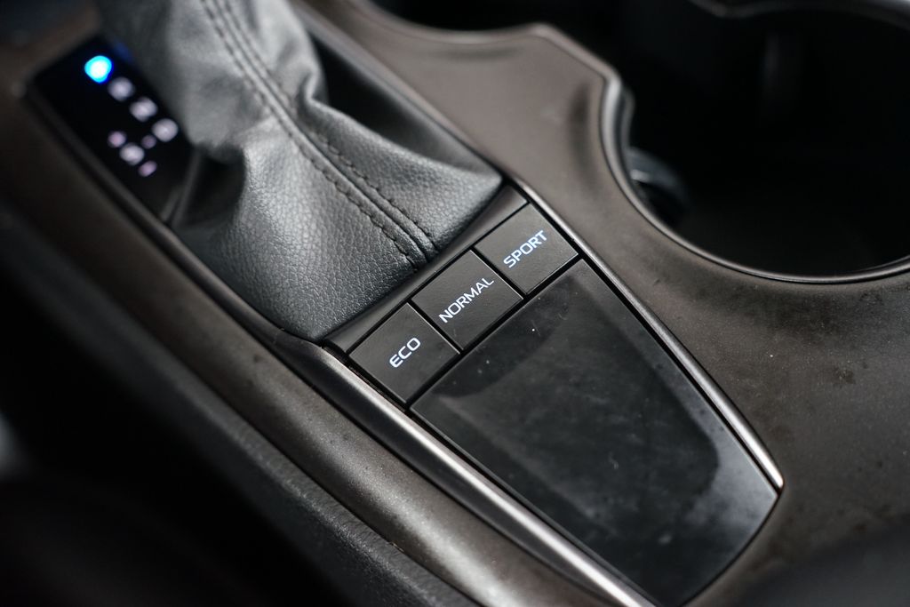 2022 Toyota Camry SE 22