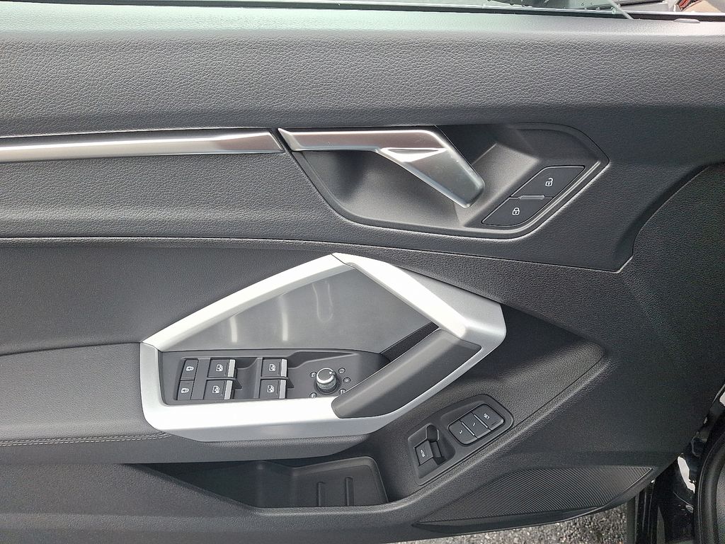 Thumbnail: 2025 Audi Q3 - 9