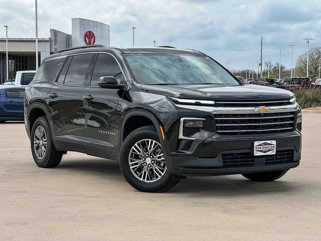 Mosaic Black Metallic 2025 Chevrolet Traverse LT FWD SUV / Crossover Front-Wheel Drive 8-Speed Automatic