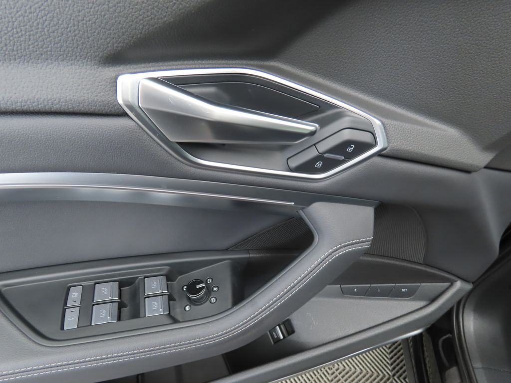 Thumbnail: 2020 Audi e-tron - 23
