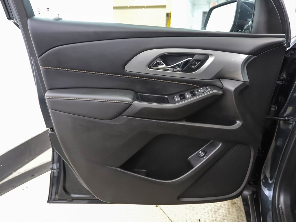 Thumbnail: 2021 Chevrolet Traverse - 9