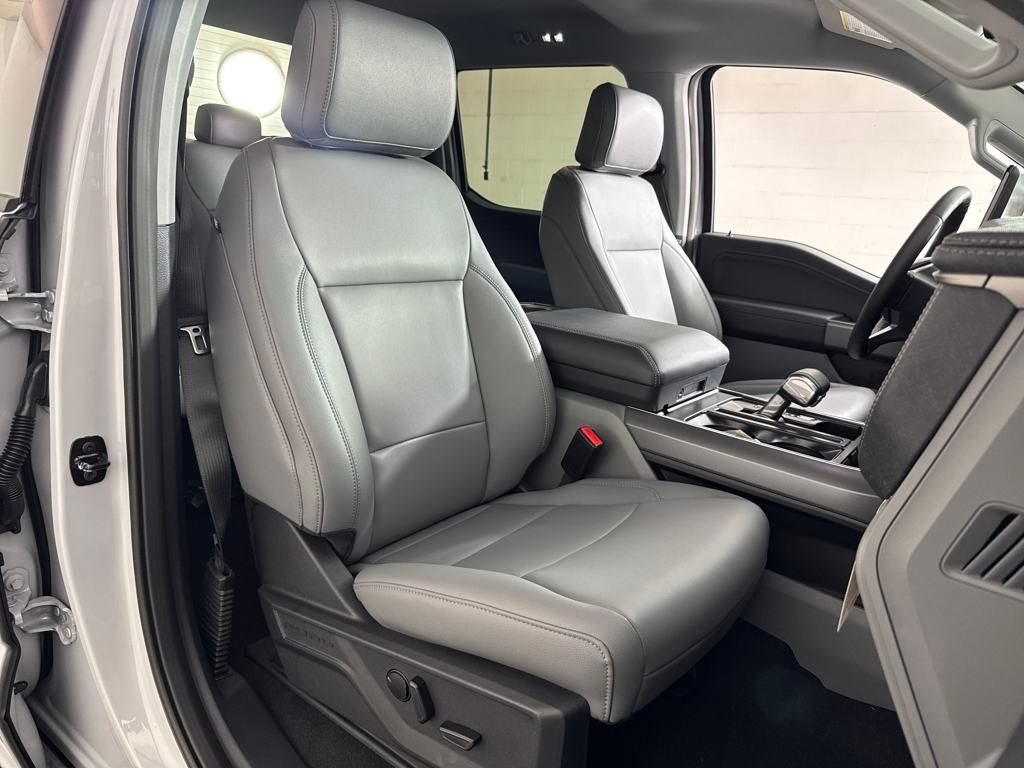 2025 Ford F-150 Lightning photo 18