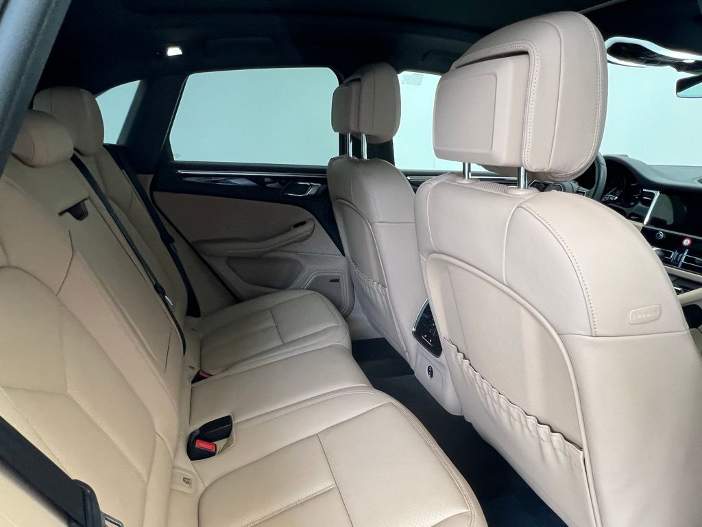 2025 Porsche Macan  16