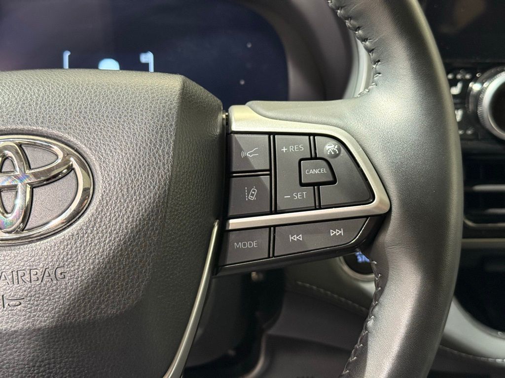 Thumbnail: 2023 Toyota Highlander - 27