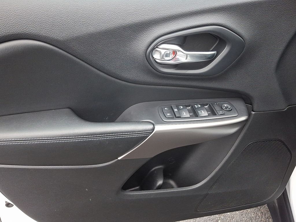 Thumbnail: 2019 Jeep Cherokee - 13