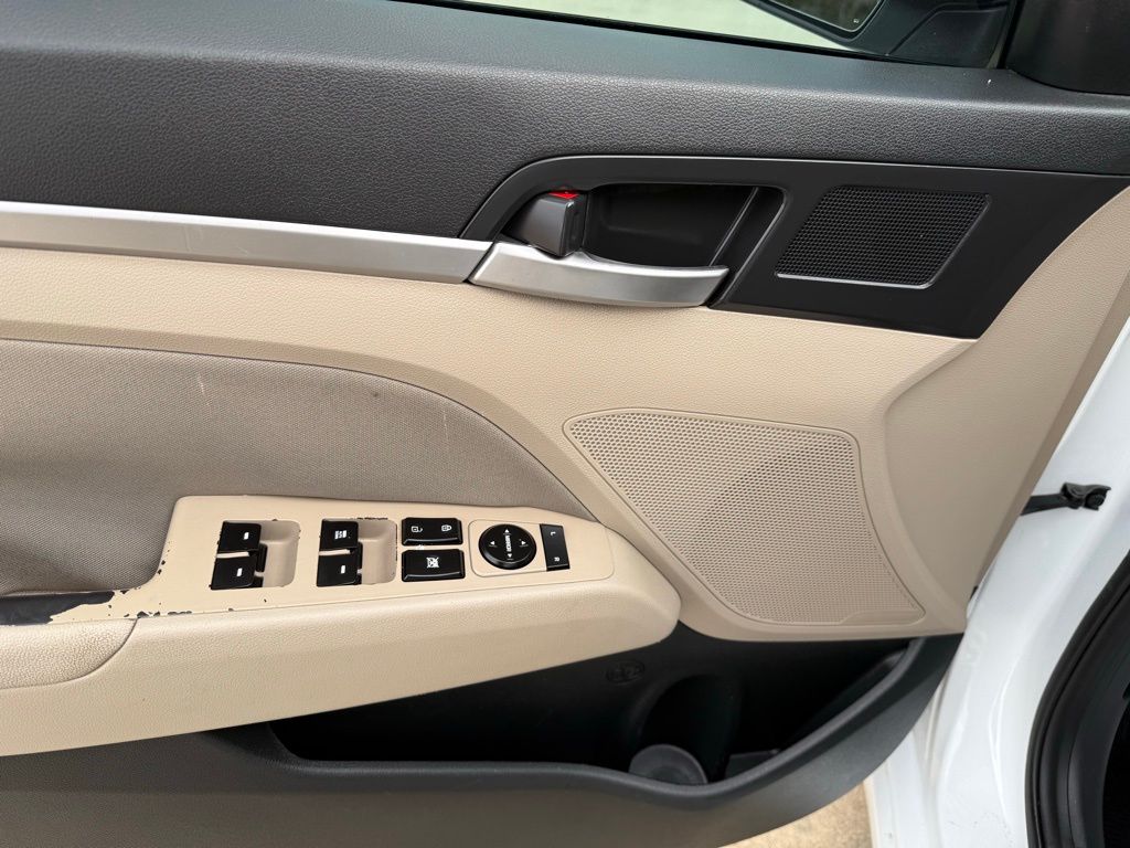 Thumbnail: 2019 Hyundai Elantra - 10