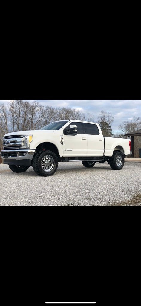 Oxford White 2017 Ford F-250 Super Duty Lariat Crew Cab 4WD Pickup Truck Four-Wheel Drive 6-Speed Automatic