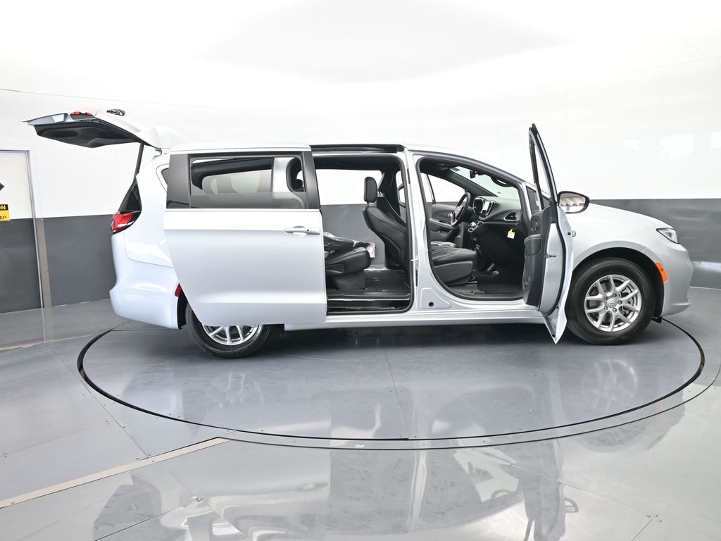 New 2026 Silver Mist Clearcoat Chrysler Select image 70