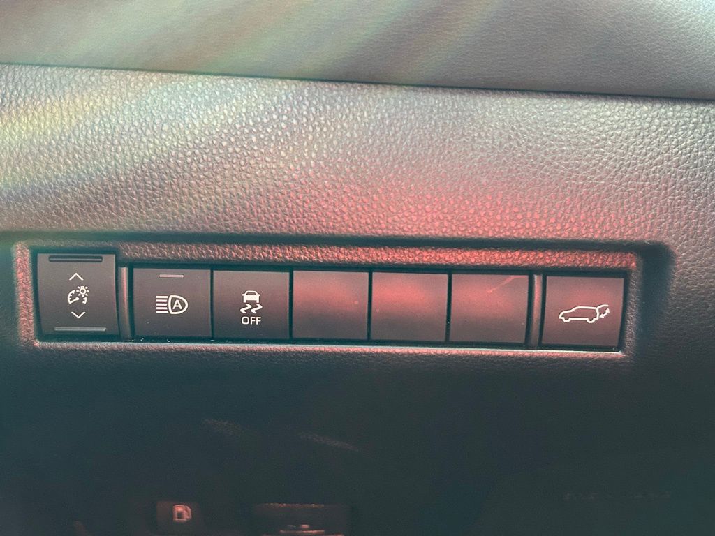 Thumbnail: 2022 Toyota Venza - 18