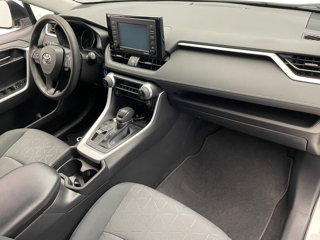 2020 Toyota RAV4 XLE 16