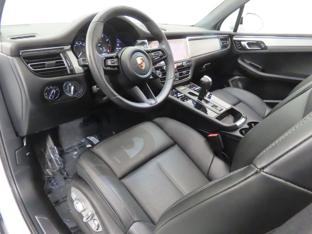 Thumbnail: 2026 Porsche Macan - 4