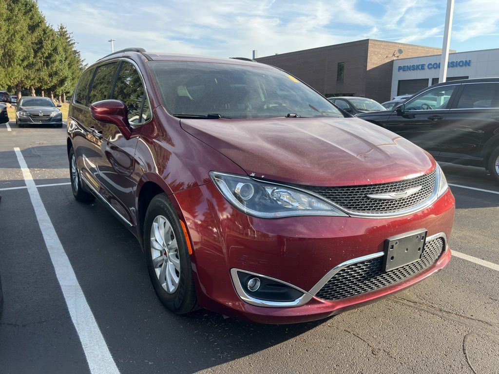 Thumbnail: 2017 Chrysler Pacifica - 4