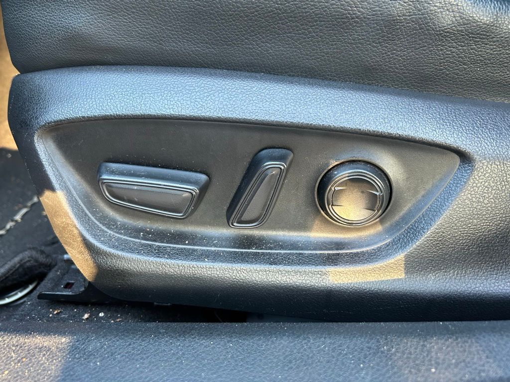 Thumbnail: 2019 Toyota Camry - 16