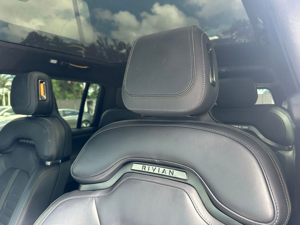 Thumbnail: 2025 Rivian R1S - 21