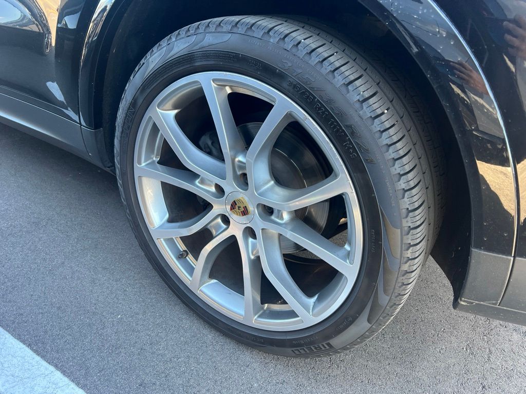 Used 2019  Porsche Base image 10