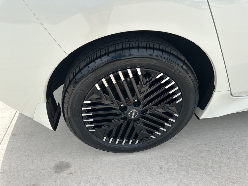 2024 Super Black/Pearl White Nissan LEAF SV Plus FWD Hatchback