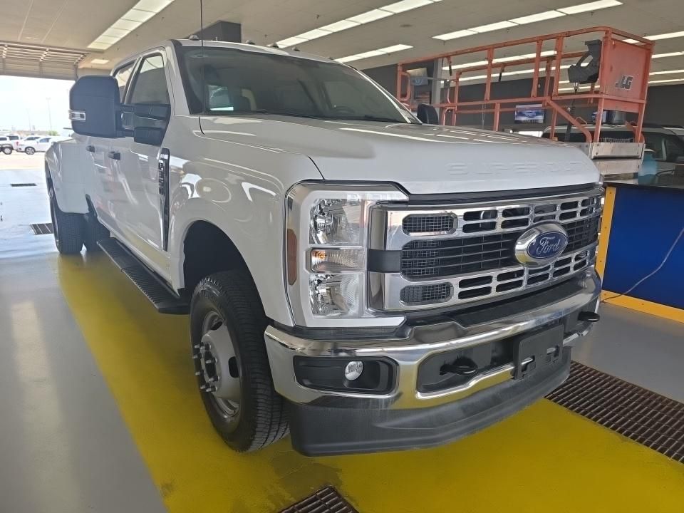 Oxford White 2025 Ford F-350 Super Duty Pickup Truck Four-Wheel Drive Automatic