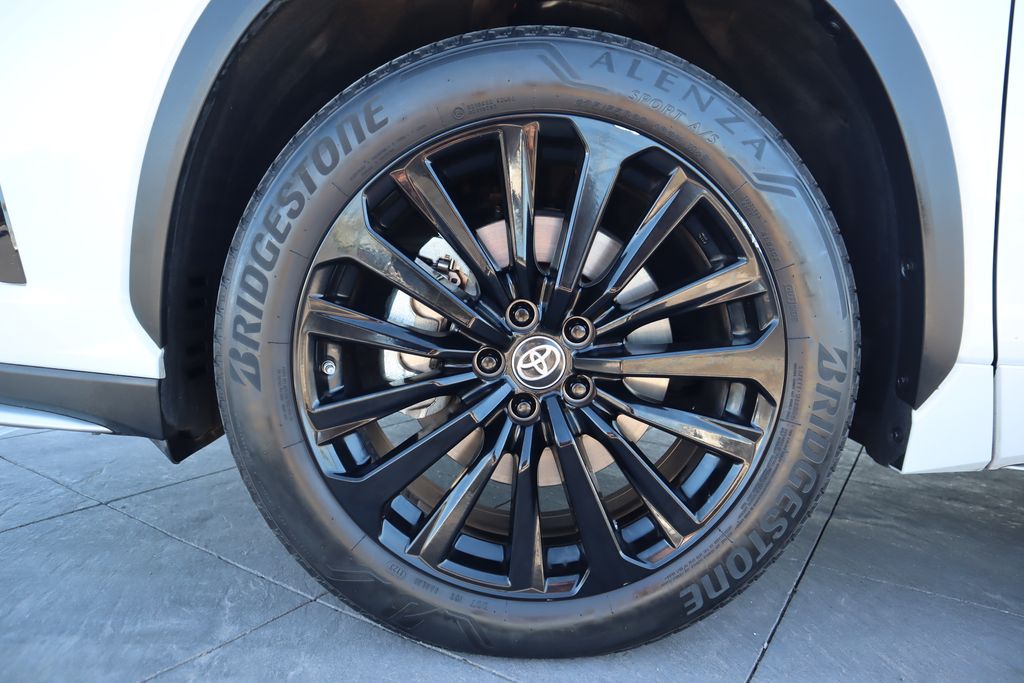 Thumbnail: 2023 Toyota Highlander - 32