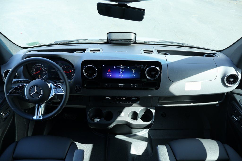Thumbnail: 2025 Mercedes-Benz Sprinter - 4