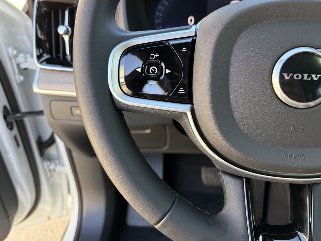 New 2026 Crystal White Volvo B6 Plus 7-Seater image 16