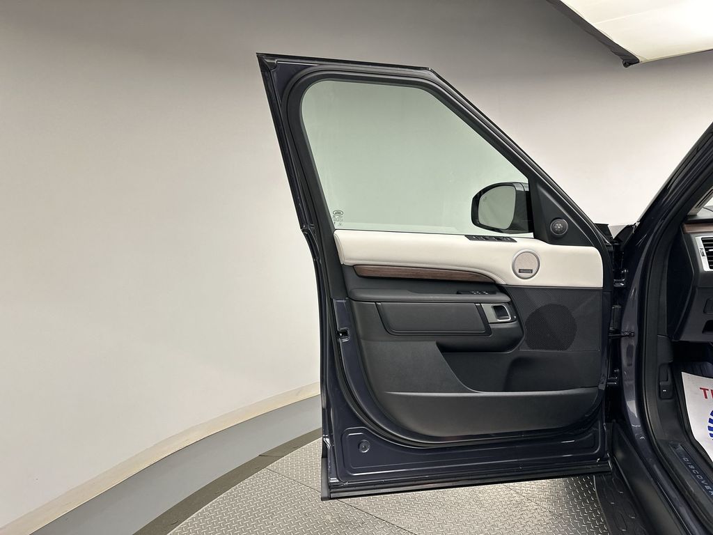 Thumbnail: 2024 Land Rover Discovery - 16