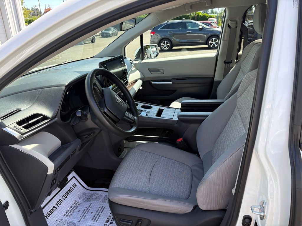 2023 Toyota Sienna LE