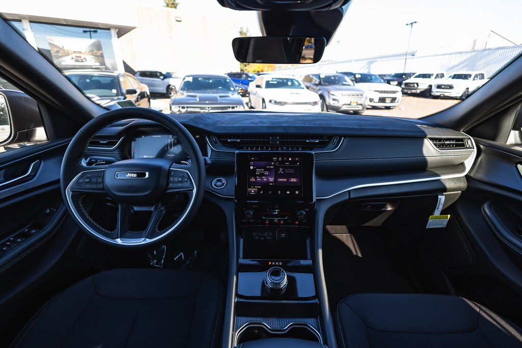 2025 Jeep Grand Cherokee Laredo X thumbnail 23