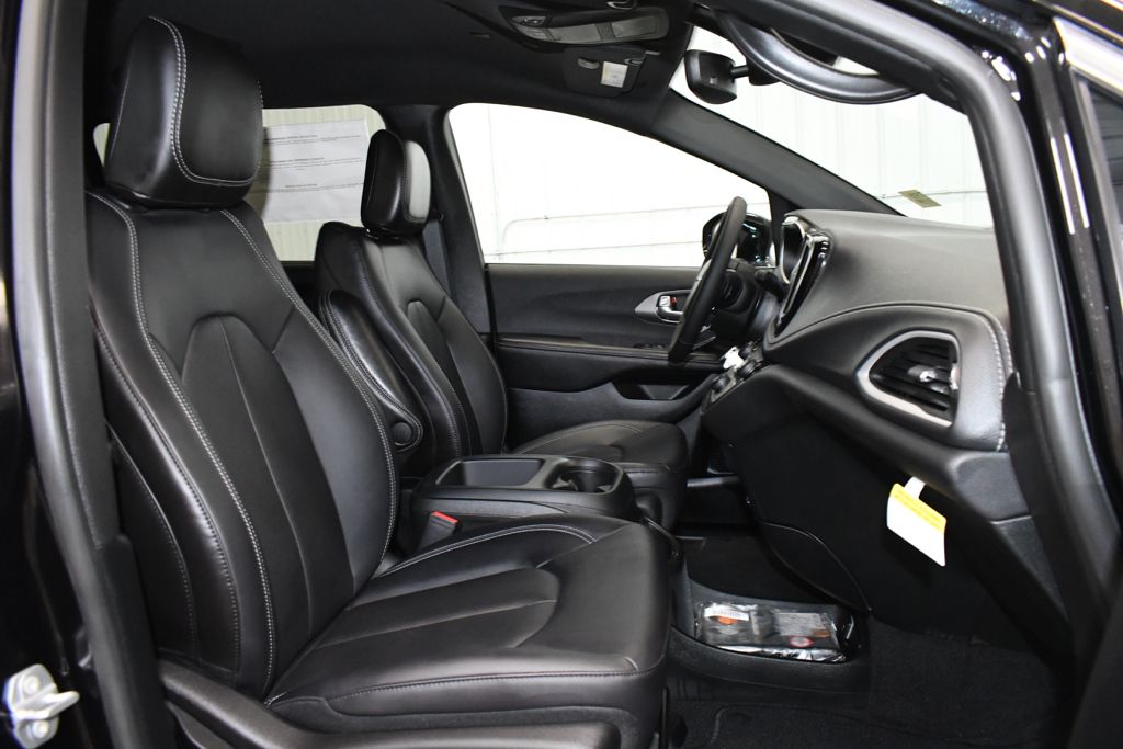 Used 2026 Black Chrysler Select image 25