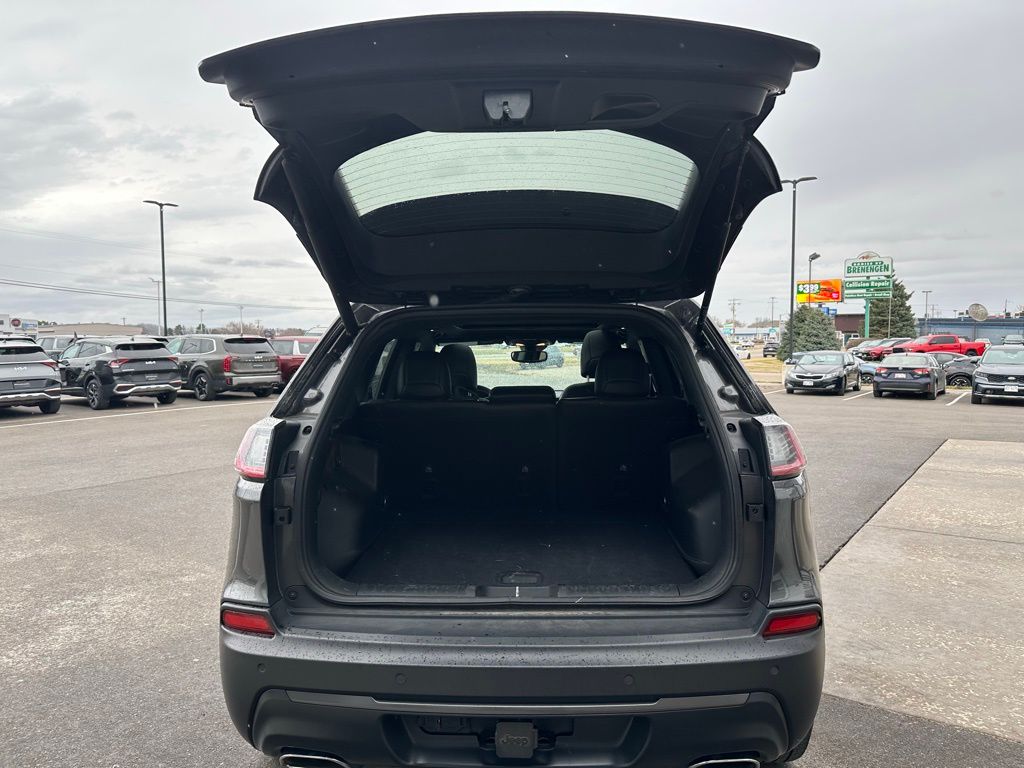 Used 2021 Gray Jeep Latitude Lux image 13