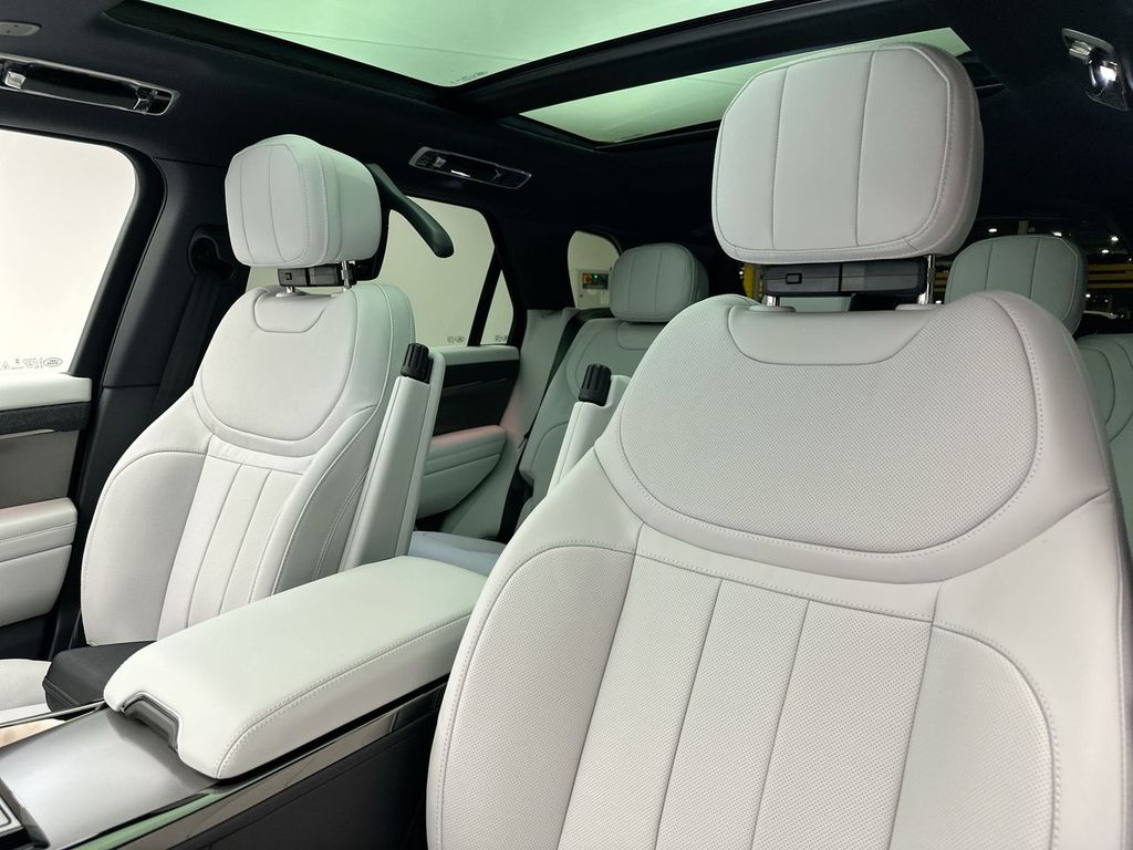 2025 Land Rover Range Rover Sport SE 9