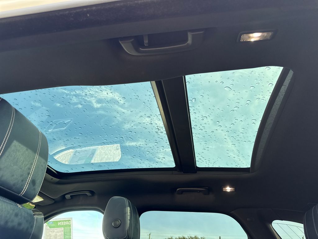 Used 2019  Land Rover SE R-Dynamic image 7