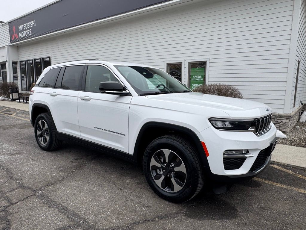 Bright White Clearcoat 2023 Jeep Grand Cherokee 4xe 4WD SUV / Crossover Four-Wheel Drive 8-Speed Automatic