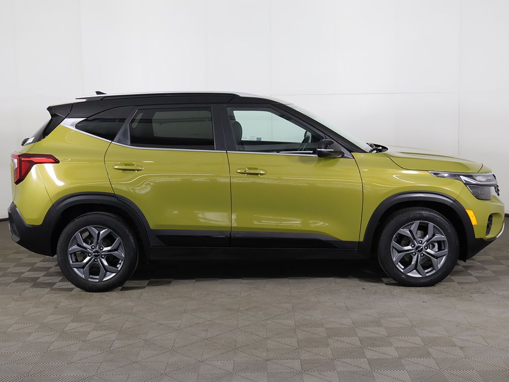 Used 2024 Green Kia S image 17
