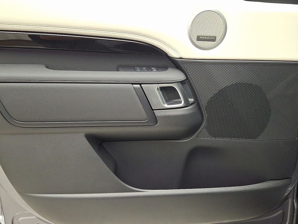 Thumbnail: 2026 Land Rover Discovery - 9