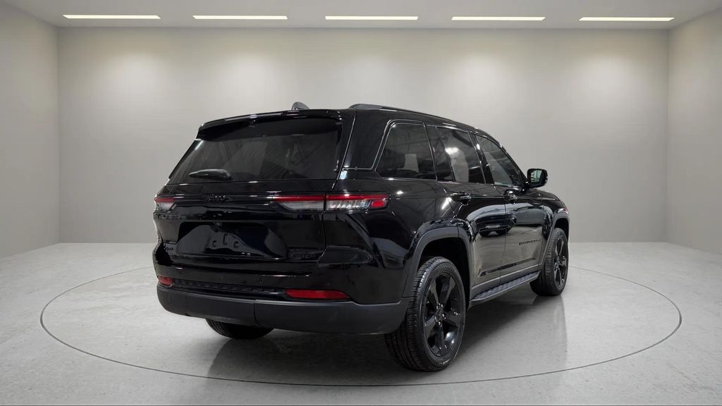 Used 2024 Diamond Black Crystal Pearlcoat Jeep Limited image 5
