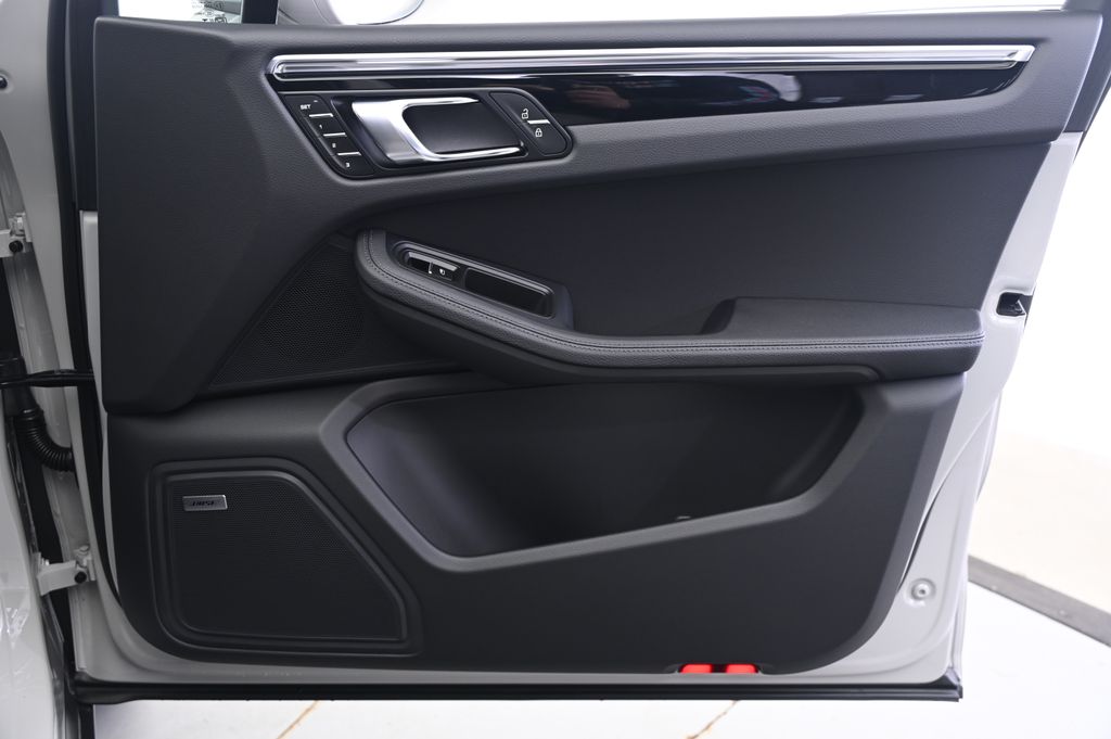 Thumbnail: 2026 Porsche Macan - 20