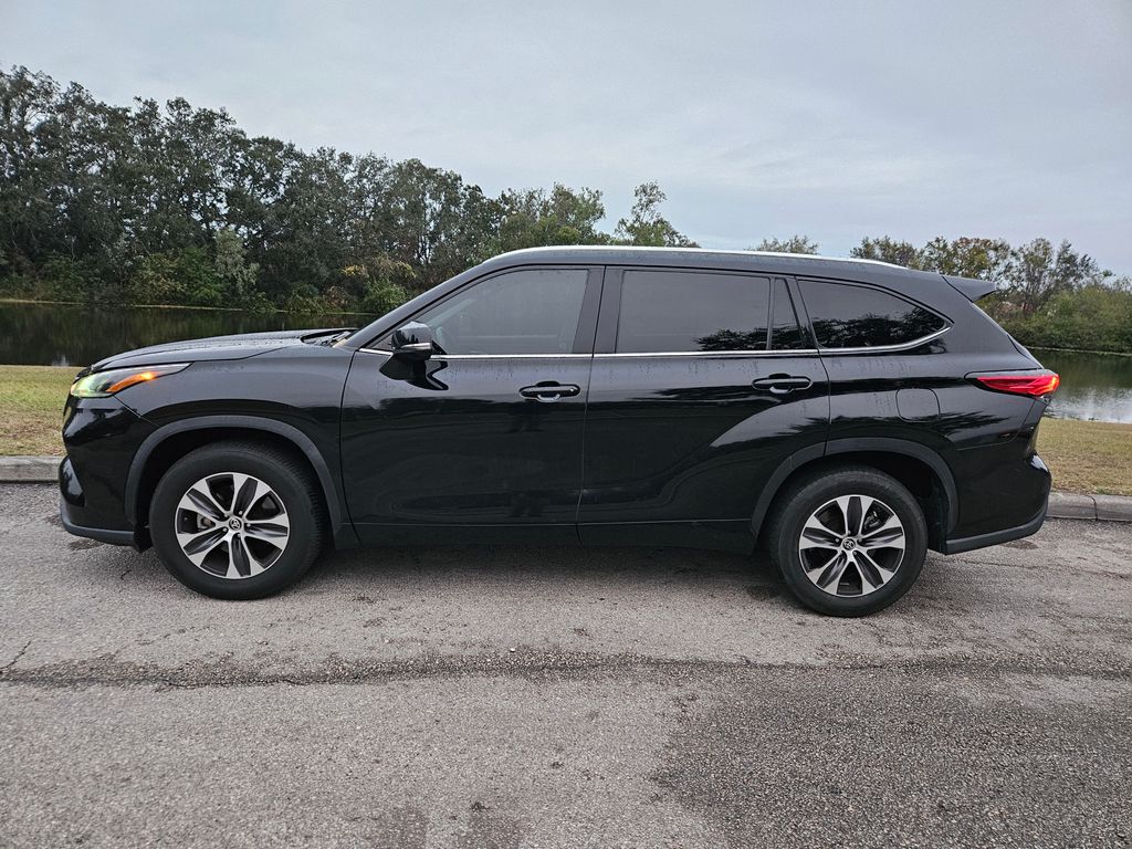 2021 Toyota Highlander XLE 2