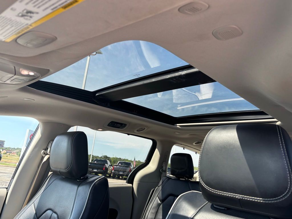 2023 Chrysler Pacifica Limited photo