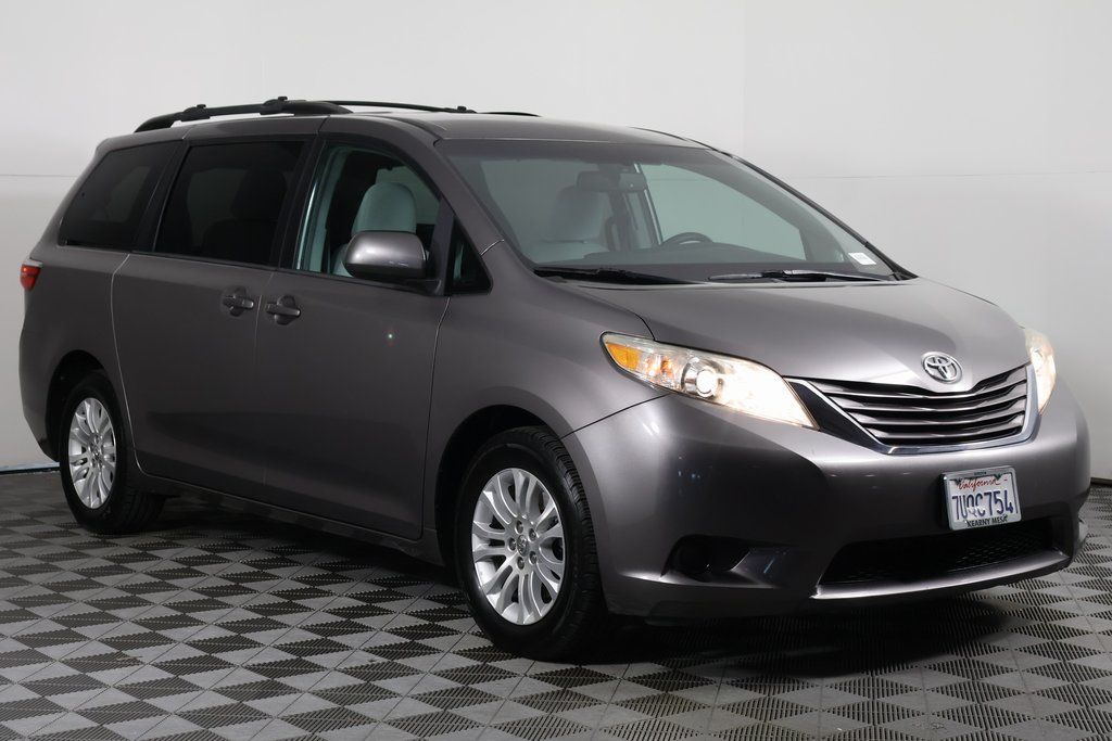 2016 Toyota Sienna LE 3