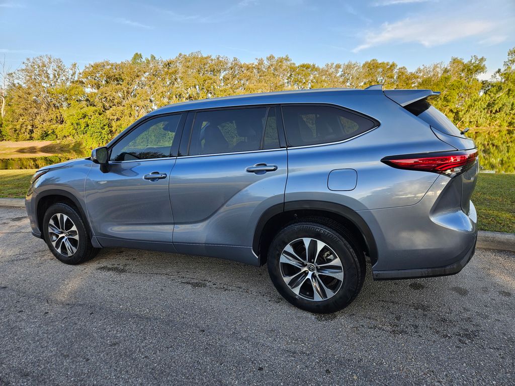 2022 Toyota Highlander XLE 3