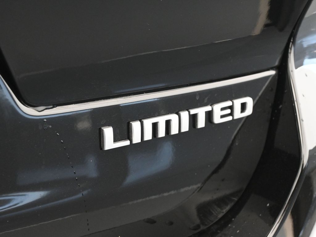 New 2026 Diamond Black Crystal Pearlcoat Jeep Limited image 31