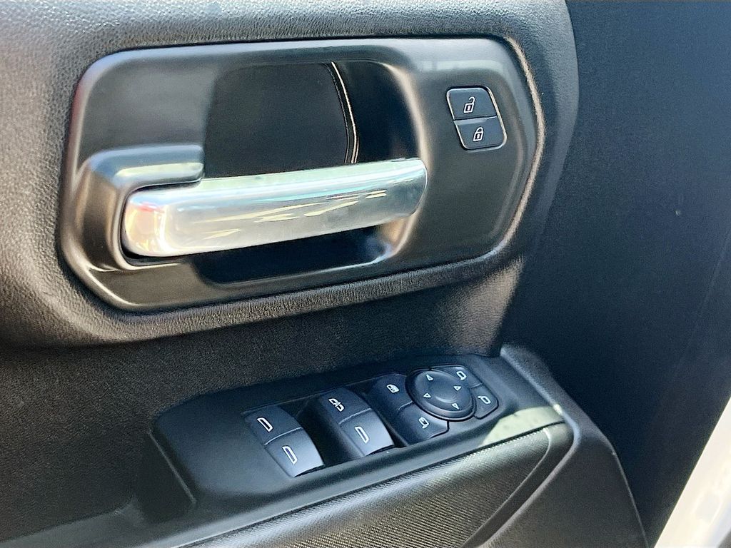 Used 2025 White Chevrolet Custom image 17