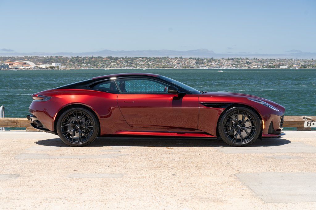 Aston Martin 2025 DB12