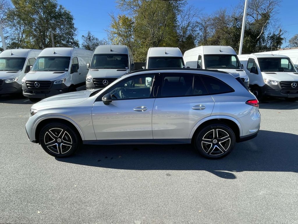 2025 Mercedes-Benz GLC 300 8