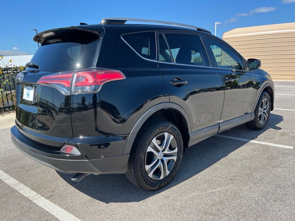 Thumbnail: 2018 Toyota RAV4 - 4